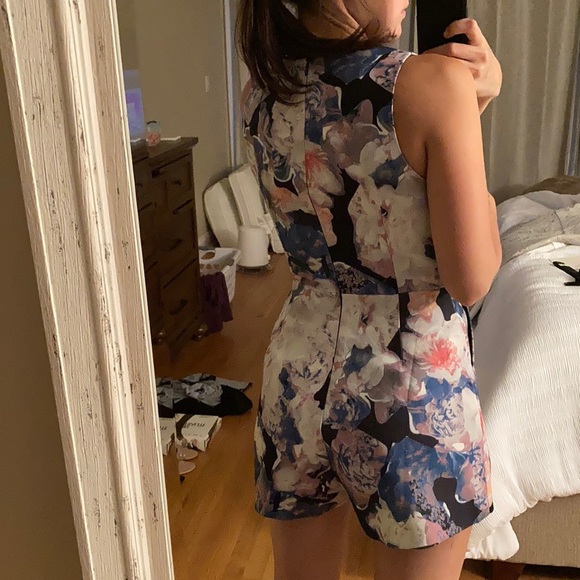 Floral plunge neck romper - Picture 2 of 3